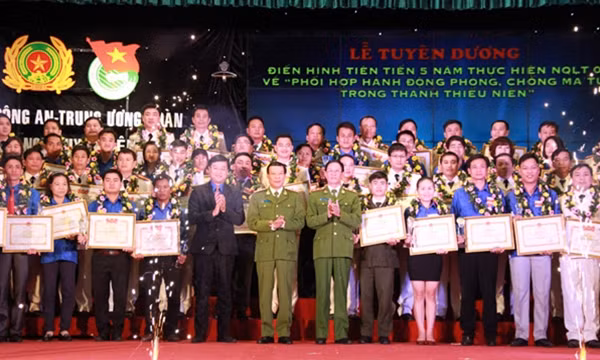 Thứ trưởng Lê Quý Vương và các đại biểu tại Lễ tuyên dương