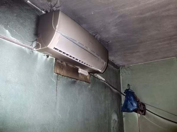 Khói đen từ đám cháy xì lên ám khắp căn nhà.