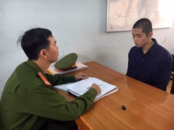 Công an làm việc với đối tượng Tuấn.