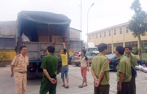 Chiếc xe ô tô tải được đưa về trụ sở Công an điều tra làm rõ vụ việc.