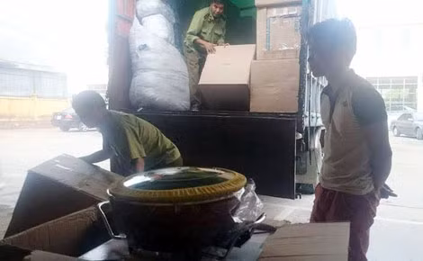 Cơ quan chức năng đưa số lô hàng ở trên xe xuống để kiểm tra.