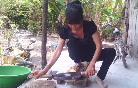 Bà Tím thái chuối chuẩn bị cho bữa ăn. Bà Tím thái chuối chuẩn bị cho bữa ăn.
