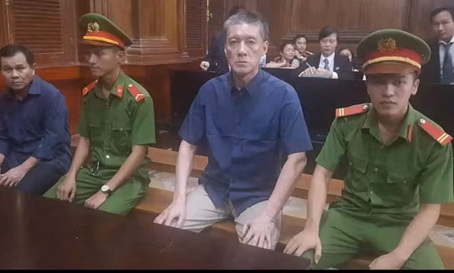 Hai bị cáo hoàng Hữu Châu (phải) và Thanh Minh Hùng tại tòa