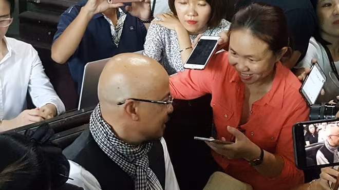 Ông Đặng Lê Nguyên Vũ trả lời phỏng vấn của truyền thông, phiên sơ thẩm tháng 3/2019