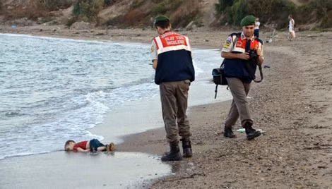 Hình ảnh thi thể cậu bé 2 tuổi Aylan Kurdi nằm trên bãi biển Bodrum, Thổ Nhĩ Kỳ hôm mùng 2/9.
