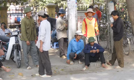 Lao động ngoại tỉnh chờ việc tại dốc Bưởi.
