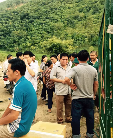 Đông đảo người dân quan tâm theo dõi lực lượng Công an tiến hành các biện pháp nghiệp vụ tại hiện trường vụ án.