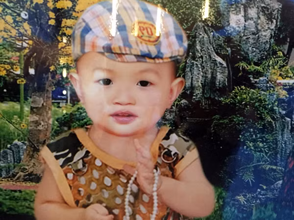 Cháu Tuyền, con anh chị Long. (Chụp lại từ ảnh do gia đình cung cấp).