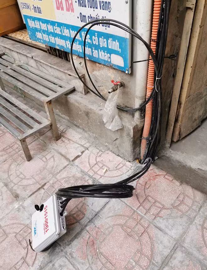 Những đường dây chuẩn bị lắp đặt lên tường nhà.