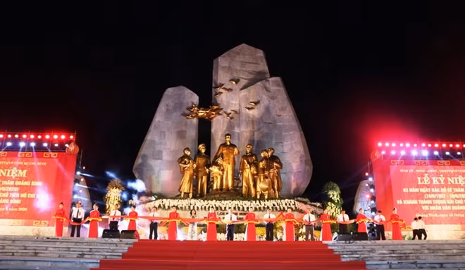 Cắt băng khách thành tượng đài Chủ tịch Hồ Chí Minh với nhân dân Quảng Bình.