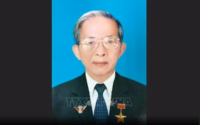 Đồng chí Trần Quốc Hương (tên khai sinh là Trần Ngọc Ban); bí danh Mười Hương)