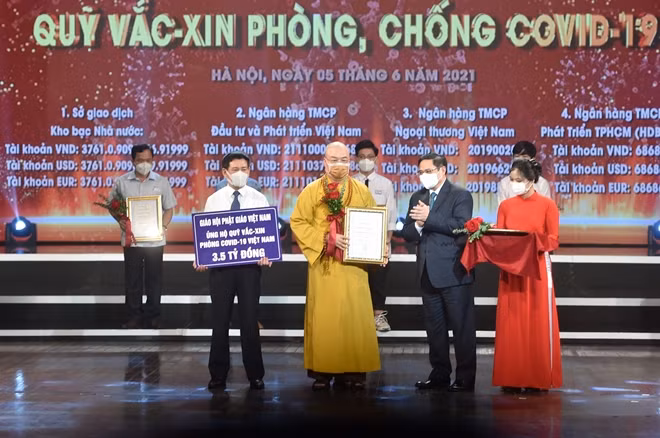 Thủ tướng Chính phủ Phạm Minh Chính trao chứng nhận, hoa cảm ơn Hòa Thượng Thích Thanh Nhiễu, Phó Chủ tịch Thường trực Hội đồng Trị sự Trung ương Giáo hội Phật Giáo Việt Nam. Ảnh VGP