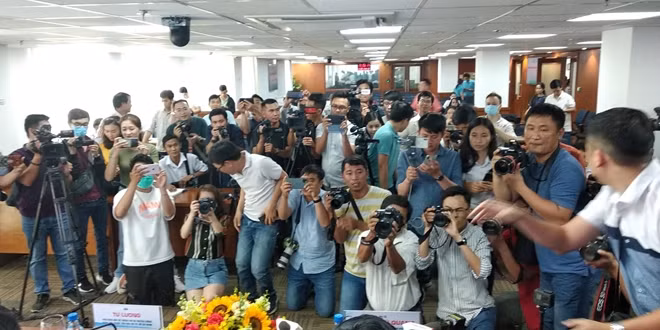 Các phóng viên tại buổi họp báo.