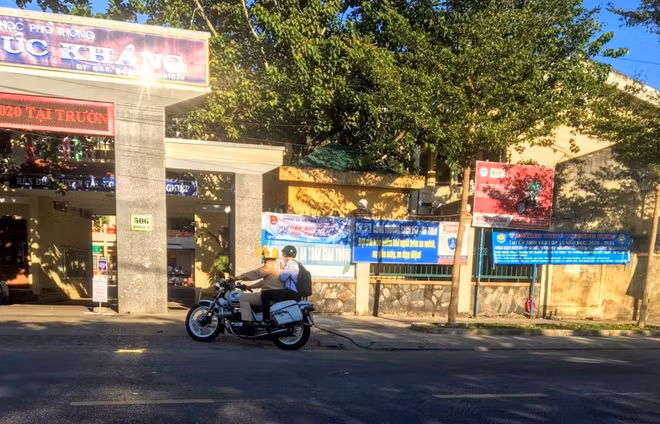 Thượng úy Huỳnh Phước Hoàng, cán bộ CSGT Công an TP Quảng Ngãi sử dụng xe chuyên dụng chở thí sinh về nhà lấy thẻ và đến điểm thi an toàn.