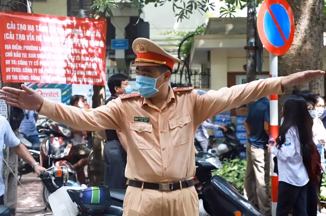 Điều tiết giao thông tại các điểm thi.