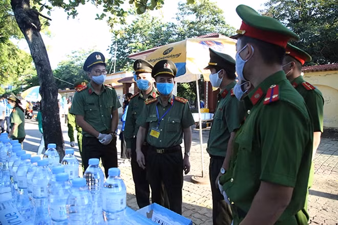 Lực lượng Công an có mặt từ rất sớm, sẵn sàng hỗ trợ tối đa cho thí sinh.