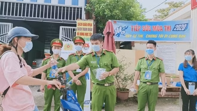 Công an tỉnh là phát khẩu trang và nước uống miễn phí cho các thí sinh.