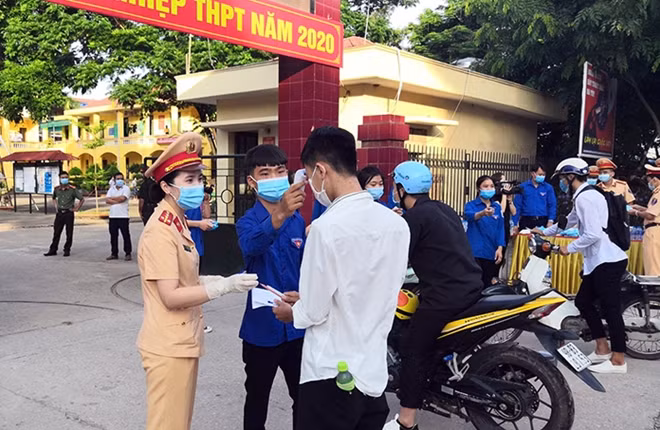CBCS Phòng CSGT Công an Bắc Giang hỗ trợ, phát nước cho các thí sinh dự thi