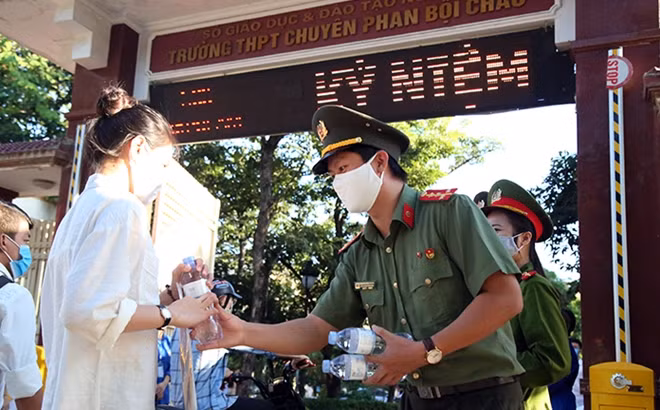 Thí sinh được phát nước và hướng dẫn vào khu vực kiểm tra y tế.