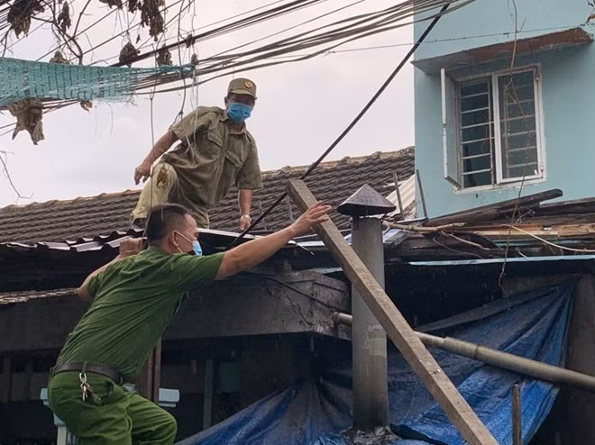Giúp dân chằng lại mái nhà.