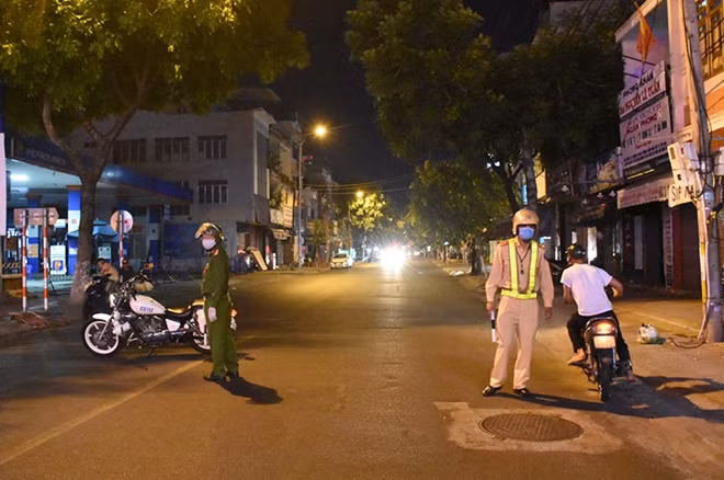Công an Đà Nẵng đảm bảo ANTT trong ngày chống dịch.