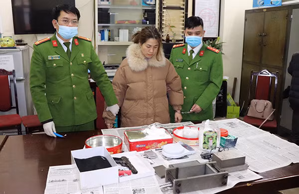 Đối tượng bị bắt giữ và tang vật vụ án.