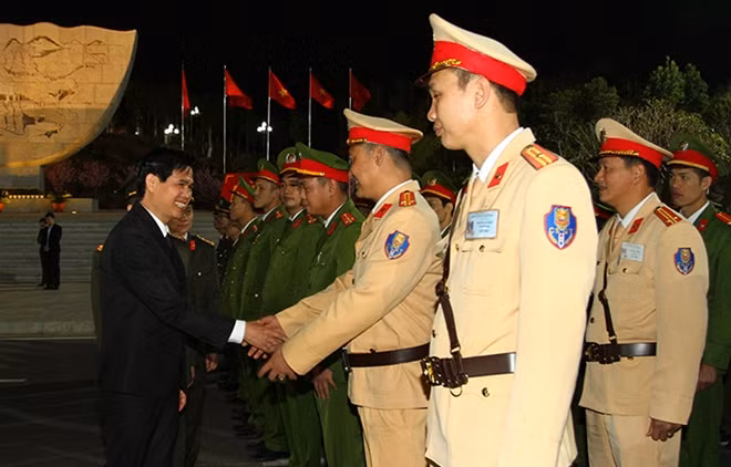 Đồng chí Hoàng Quốc Khánh, Phó Bí thư Tỉnh ủy, Chủ tịch UBND tỉnh Sơn La động viên cán bộ, chiến sỹ Công an tỉnh Sơn La làm nhiệm vụ tại Quảng trường Tây Bắc.
