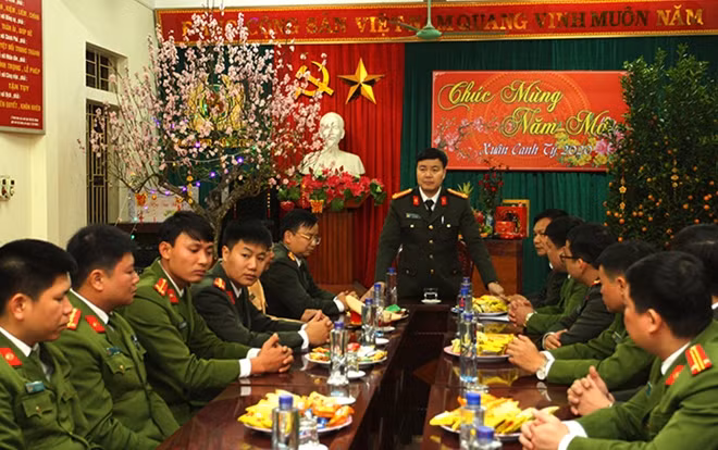 Đại tá Nguyễn Ngọc Vân, Giám đốc Công an tỉnh Sơn La kiểm tra ứng trực tại Công an huyện Thuận Châu.