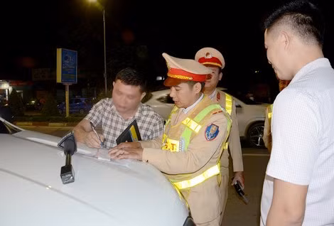 Cảnh sát giao thông xử lý người điều khiển phương tiện vi phạm nồng độ cồn.