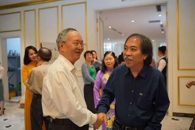 Nhà thơ Nguyễn Quang Thiều, Chủ tịch Hội Nhà văn Việt Nam và Nhà văn Nguyễn Như Phong.
