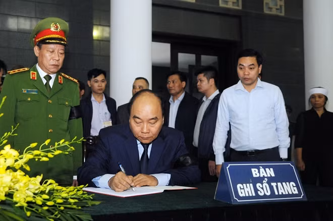 Thủ tướng Chính phủ Nguyễn Xuân Phúc viết sổ tang chia buồn cùng gia quyến.