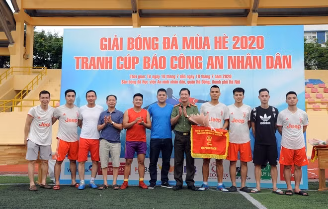 Đại tá Đào Công Duy trao giải Phong cách gồm Cờ và 5 triệu đồng cho Đội bóng Cục Ngoại tuyến.
