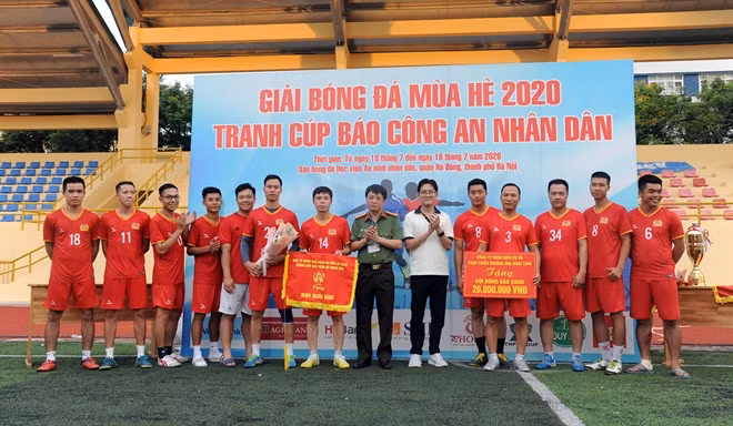 Đại diện Công ty TNHH Dịch vụ và Phát triển thương mại Nhật Linh trao tặng Đội bóng Báo CAND 20 triệu đồng.