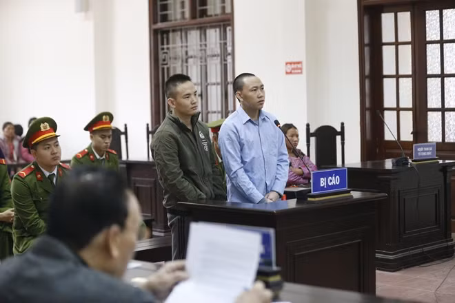 Hai bị cáo tại phiên toà xét xử.