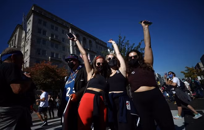 Người dân ăn mừng tại trung tâm thủ đô Washington DC hôm 7/11. Ảnh: Reuters.