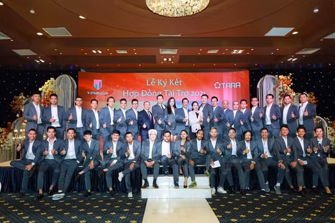 Các thành viên đội bóng, khách mời tại lễ phát động ủng hộ bà con miền Trung.