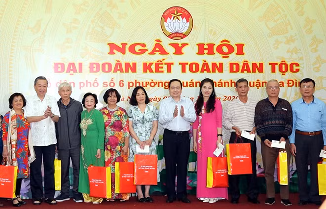 Bộ trưởng Tô Lâm và Chủ tịch Ủy ban Trung ương MTTQ Việt Nam Trần Thanh Mẫn tặng quà cho các hộ gia đình có thành tích tiêu biểu.