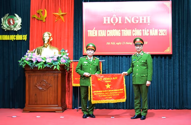 Thứ trưởng Nguyễn Duy Ngọc trao Cờ thi đua của Bộ Công an tặng Phân viện KHHS tại TP. Hồ Chí Minh.
