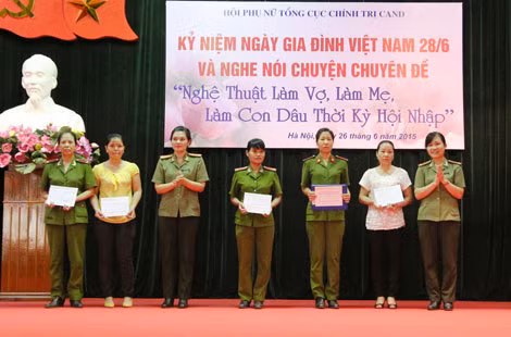 Trao quà cho đại diện gia đình cán bộ, hội viên có hoàn cảnh khó khăn và các cháu vượt khó học giỏi.