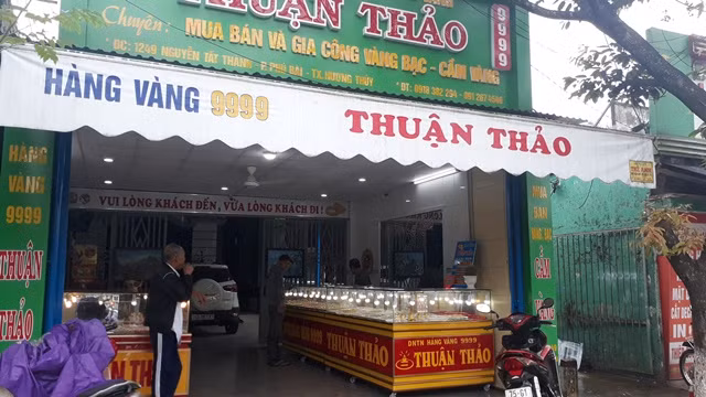 Tiệm vàng Thuận Thảo, nơi Tân giả vờ đến mua trang sức rồi cướp giật vàng. Tiệm vàng Thuận Thảo, nơi Tân giả vờ đến mua trang sức rồi cướp giật vàng.