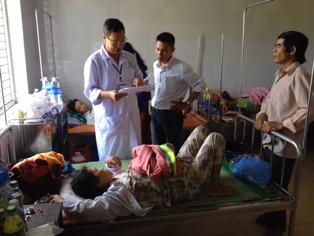 Các bệnh nhân bị ngộ độc thực phẩm nằm điều trị tại Trung tâm Y tế thị xã Hương Thủy.