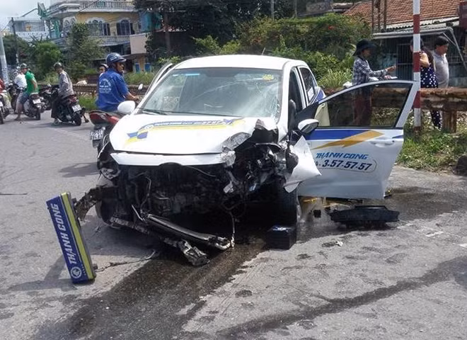 Vụ tai nạn khiến phần đầu taxi BKS: 75A-073.05 hư hỏng nặng.