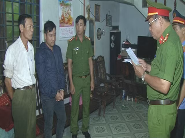 Cơ quan công an đọc lệnh bắt giữ đối tượng Huỳnh Phan Hoàng Trọng. Cơ quan công an đọc lệnh bắt giữ đối tượng Huỳnh Phan Hoàng Trọng.