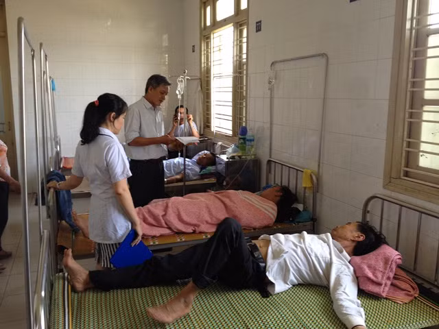 Y, bác sĩ kiểm tra sức khỏe các bệnh nhân sau vụ ngộ độc.