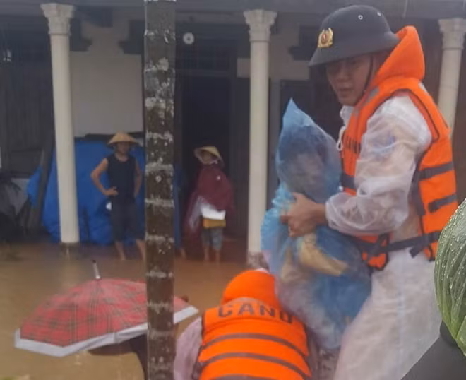 Công an huyện Phong Điền dùng ca nô đưa cháu Phú đến bệnh viện.