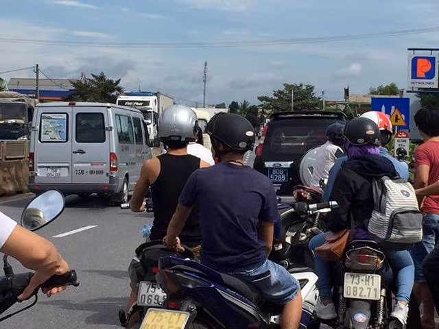 Nhiều người hiếu kỳ dừng xe chứng kiến vụ việc.