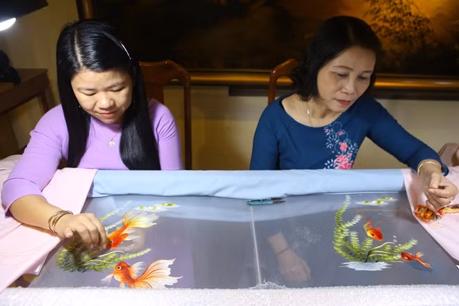 Nghệ nhân bảo tàng Nghệ thuật thêu XQ Huế trình diễn công đoạn thêu.