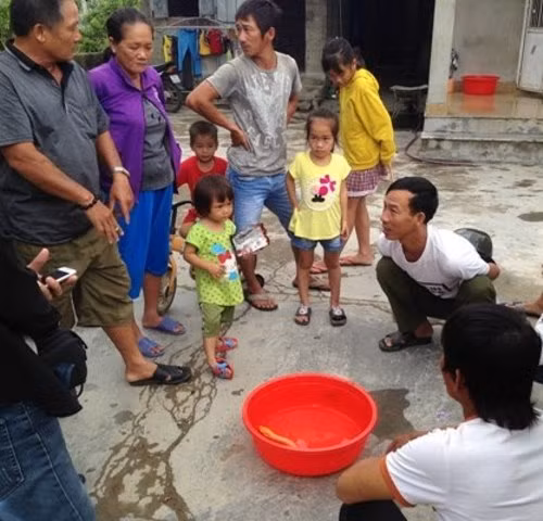 Nhiều người dân địa phương kéo đến nhà anh Dương xem lươn vàng.