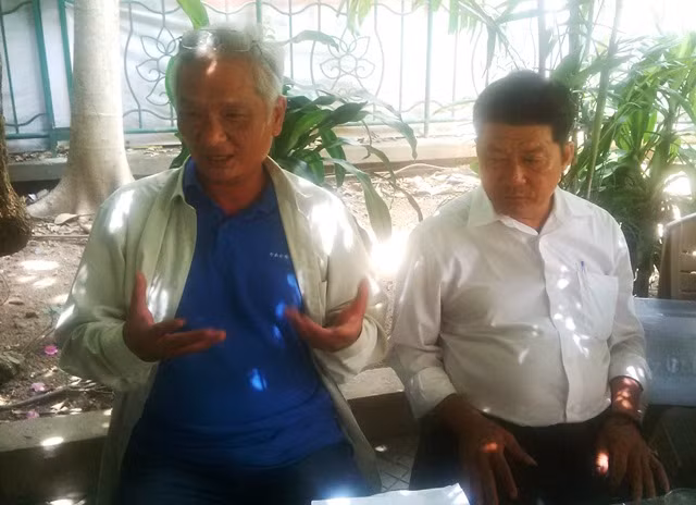 Ông Tôn Thất Giáp và Tôn Thất Tam Kỳ, Hội đồng trị sự Nguyễn Phước tộc trao đổi thông tin về vụ việc lăng mộ bà Tài Nhân bị san ủi sau buổi họp với các cơ quan ban ngành.