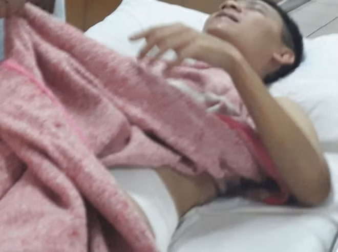 Nạn nhân trong vụ nổ súng tại nhà hàng ở TP Huế bị thương phải vào viện cấp cứu.